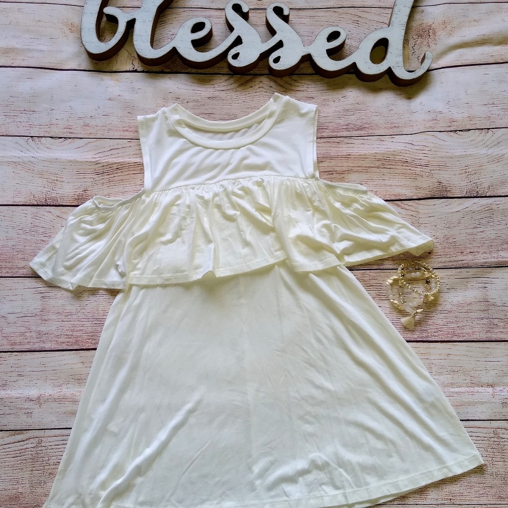 Ruffle cold shoulder top in gray and ivory.